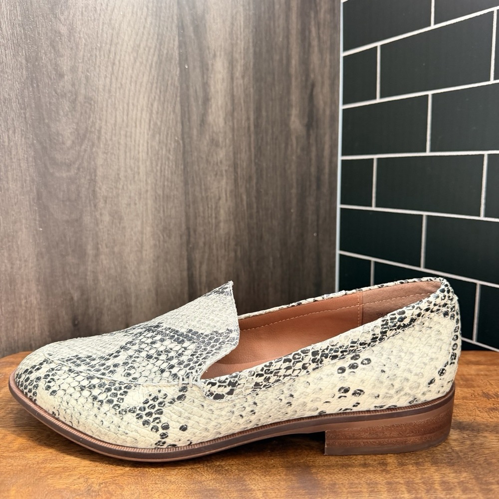 Chelsea & Violet Women 7M Leather Snakeskin Loafers Slip On Low Heel Shoes Beige